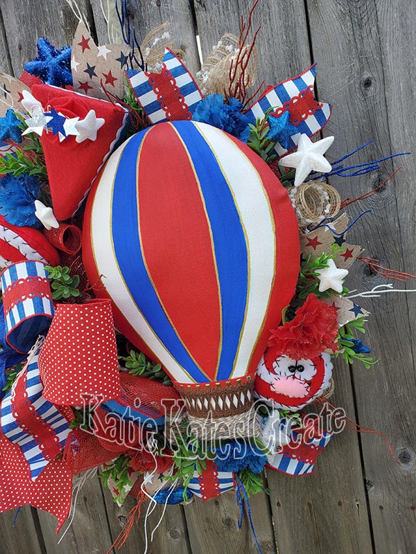 Patriotic 22" Balloon Wreath with Pie Embellishment