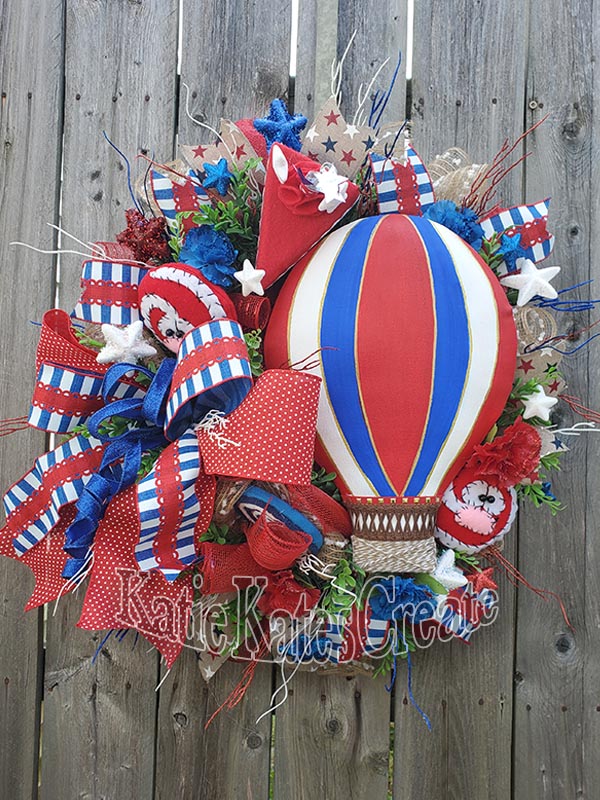 Patriotic 22" Balloon Wreath with Pie Embellishment